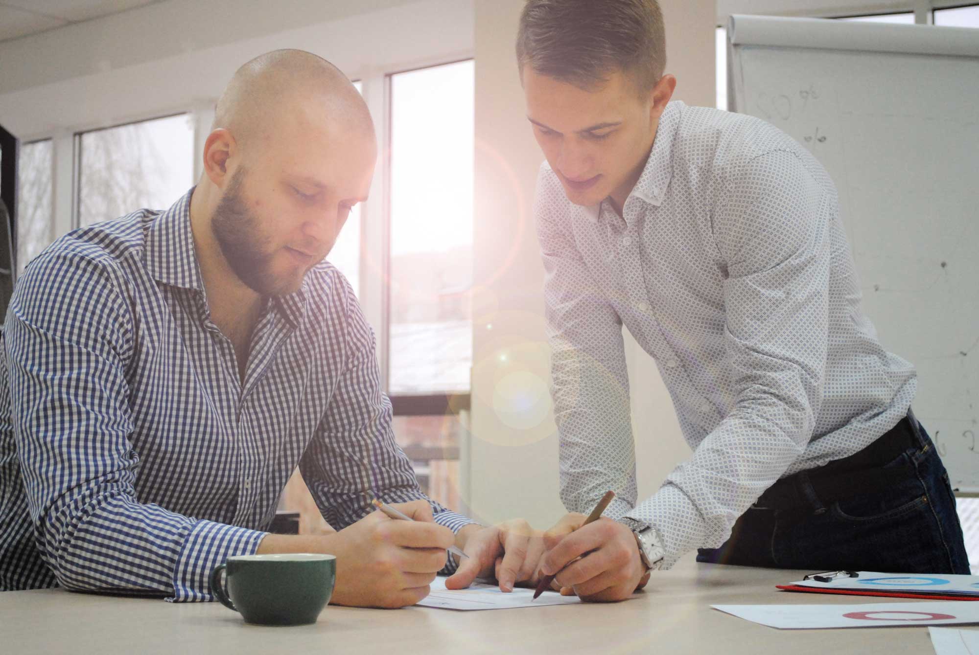 Un technicien PST Sécurité conseille un client sur sa solution de sécurité