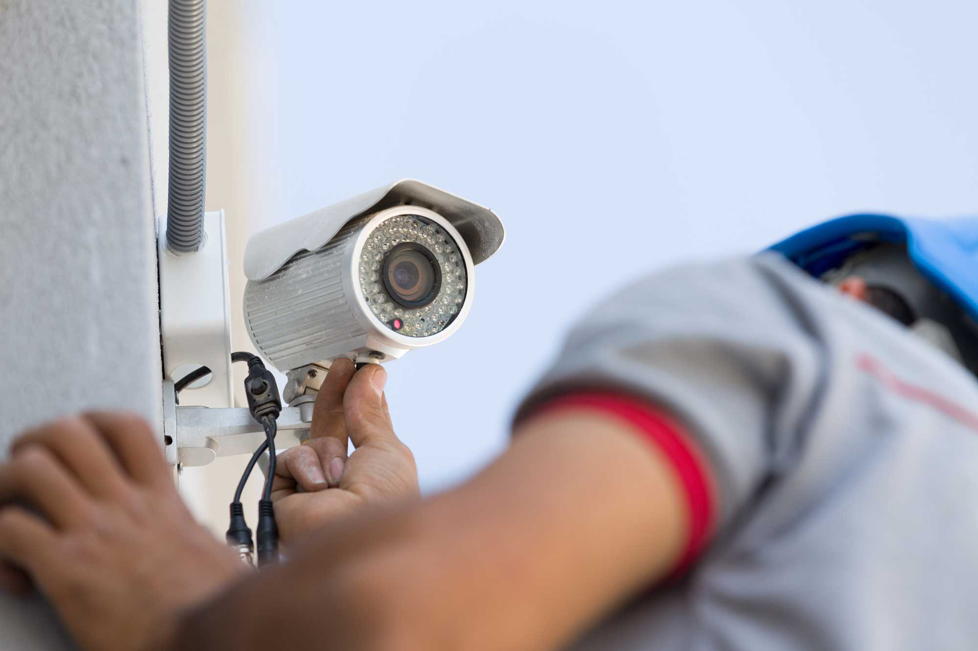 Installation d’une caméra de vidéoprotection par un technicien PST Sécurité